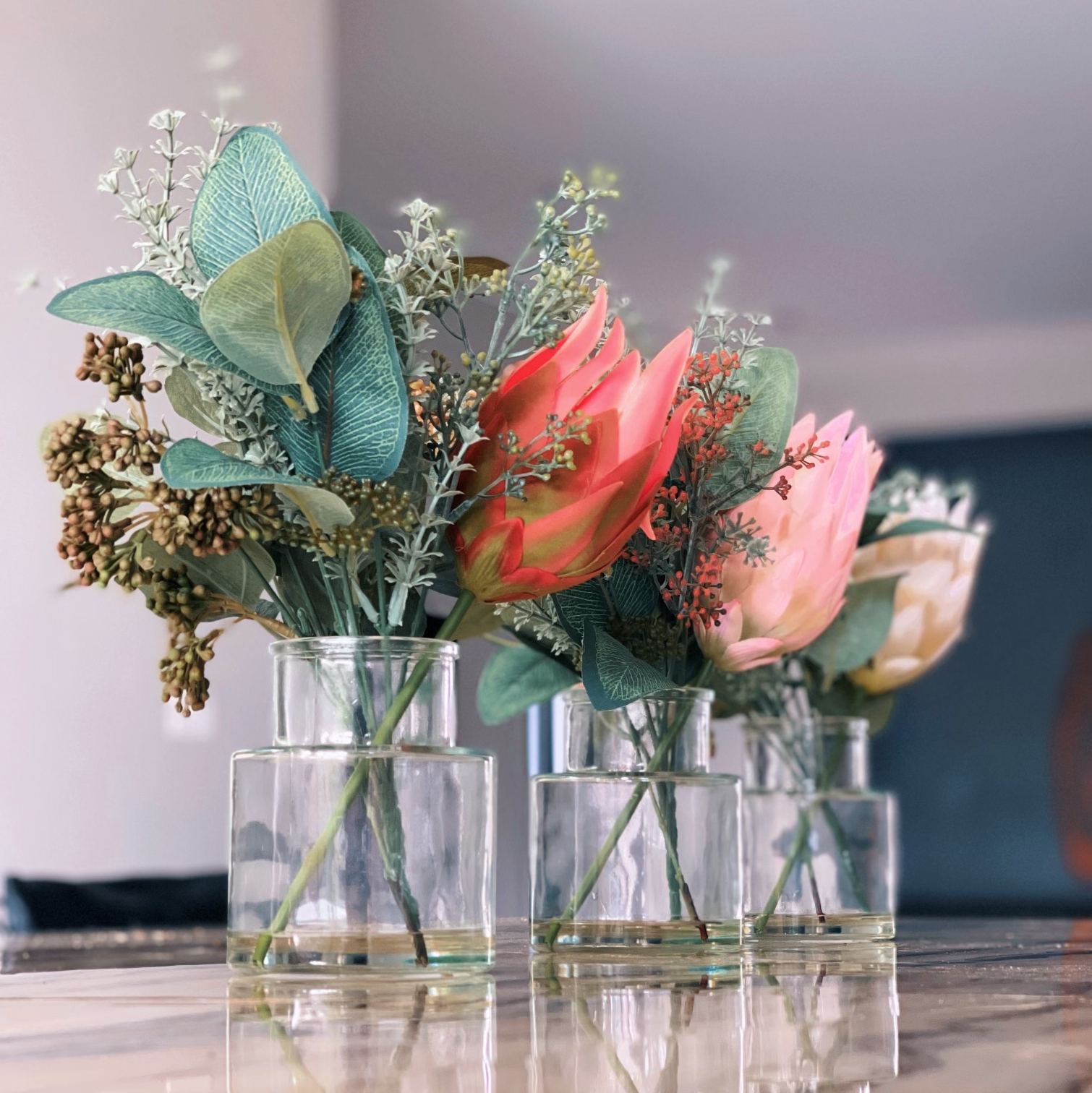 Table centrepiece artificial flowers